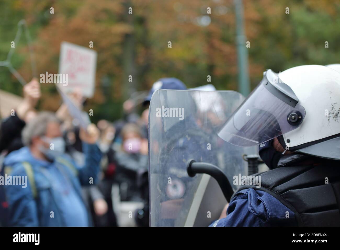 Polizei sichert Protestierende bei Anti-Regierungs-Demonstration in Krakau, Oktober 25 2020 Stockfoto