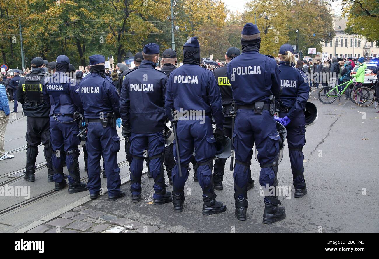 Krakau / Polen - Oktober 25 2020: Gruppe von Polizisten sichern sich regierungsfeindlichen Protest in Krakau, Polen. Stockfoto