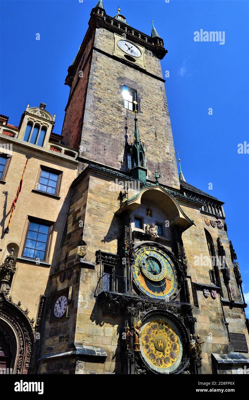Alte und historische Gebäude in Prag. Tschechische Republik. Die berühmtesten historischen Gebäude in Prag. Uhrenturm mit blauem Himmel Hintergrund. Stockfoto
