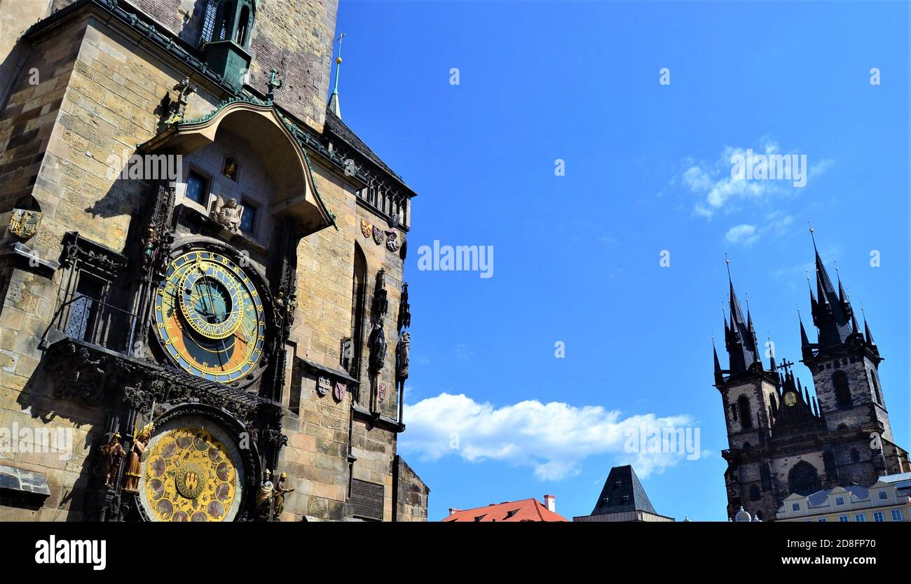 Alte und historische Gebäude in Prag. Tschechische Republik. Die berühmtesten historischen Gebäude in Prag. Uhrenturm mit blauem Himmel Hintergrund. Stockfoto