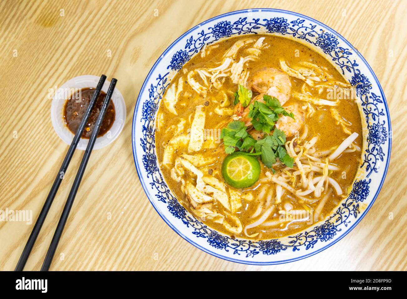 Sarawak laksa, würzige Nudel in Curry gewürzt Curry, beliebt in Malaysia Stockfoto