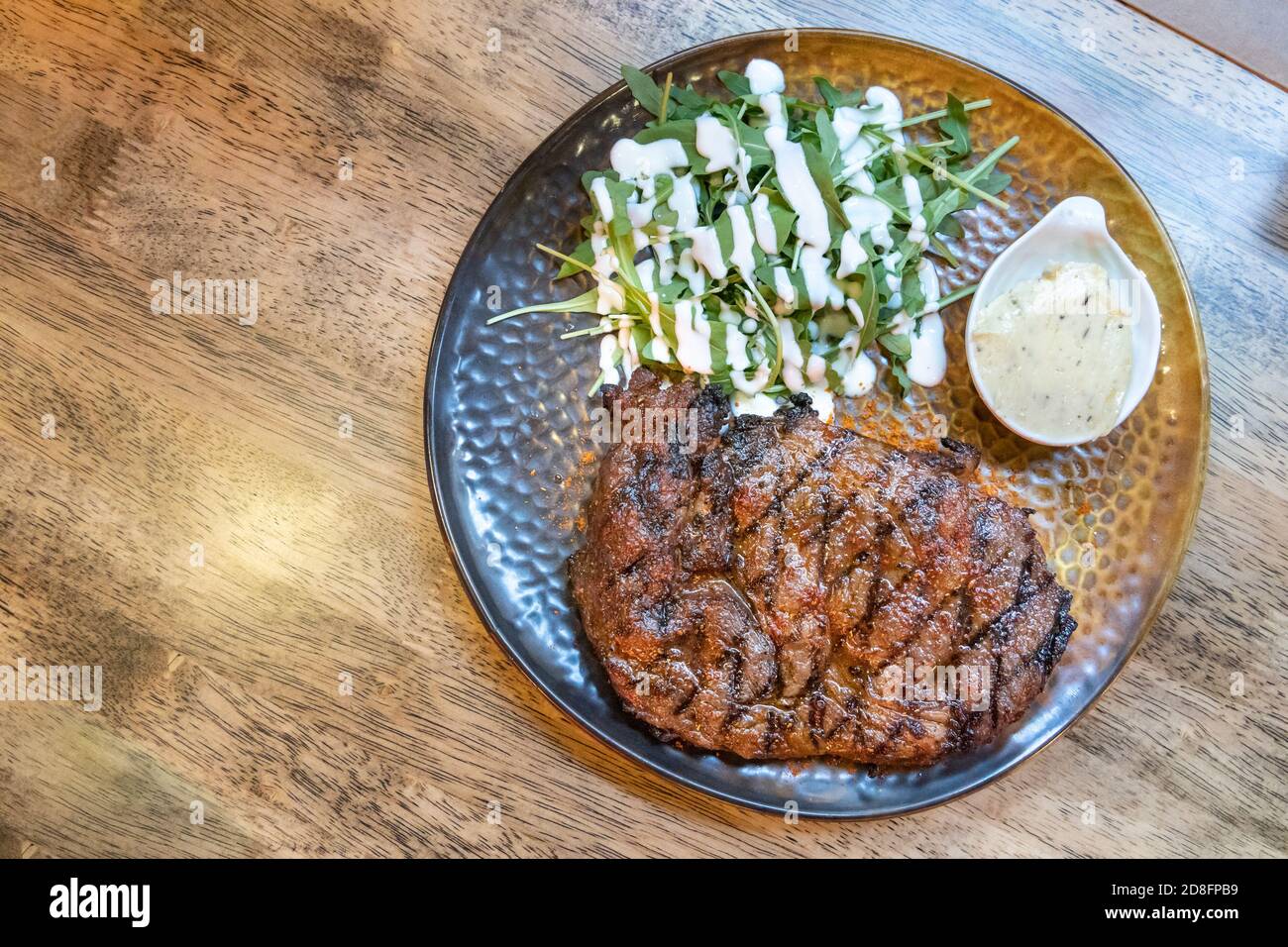 Blick von oben auf das leckere Rindersteak, perfekt über dem Feuer gegrillt Mit Beilagen serviert Stockfoto