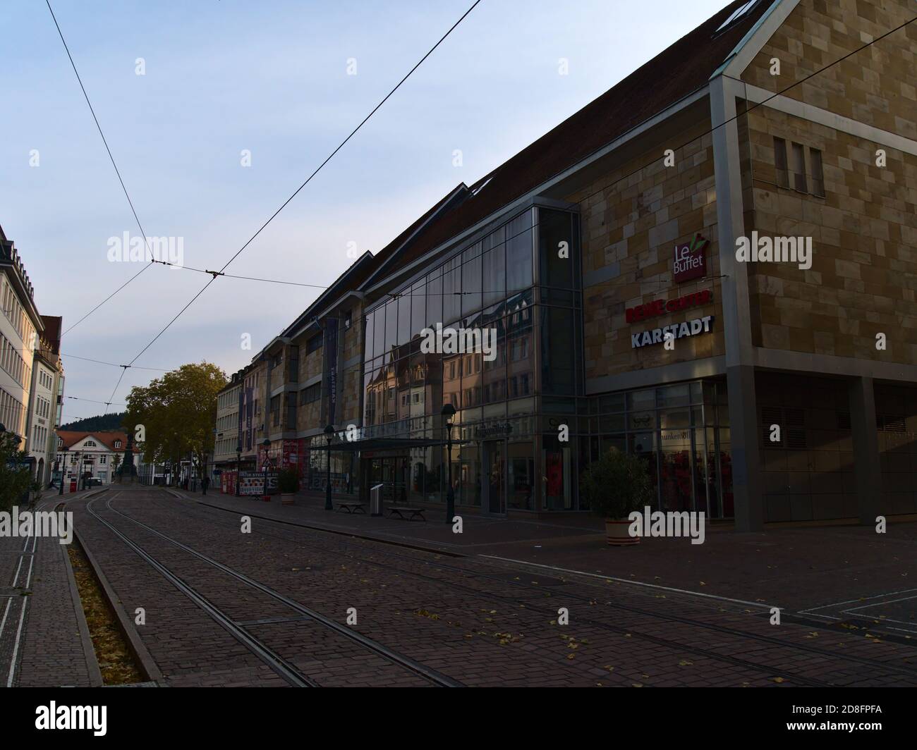 Freiburg, Baden-Württemberg, Deutschland - 10/25/2020: Verlassene Einkaufsstraße Kaiser-Joseph-Straße mit Filiale des Kaufhauses Karstadt. Stockfoto