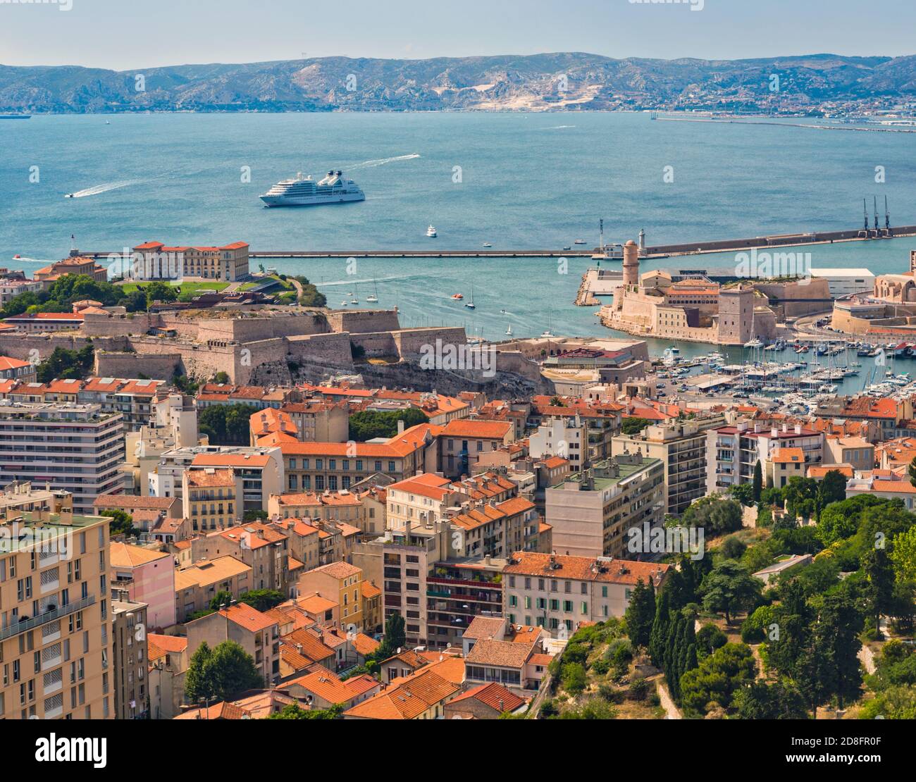 Marseille, Provence-Alpes-Côte d'Azur, Frankreich. Blick hinunter zum Eingang von Vieux-Port, dem Alten Hafen und dem Fort Saint-Jean aus dem 17. Jahrhundert. Stockfoto