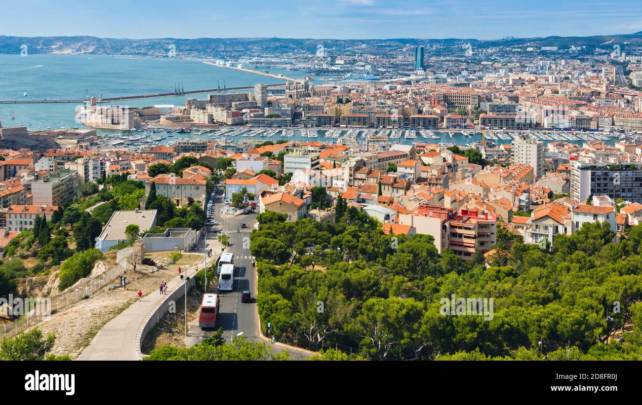 Marseille, Provence-Alpes-Côte d'Azur, Frankreich. Blick auf Vieux-Port, den Alten Hafen und das Fort Saint-Jean aus dem 17. Jahrhundert. Stockfoto