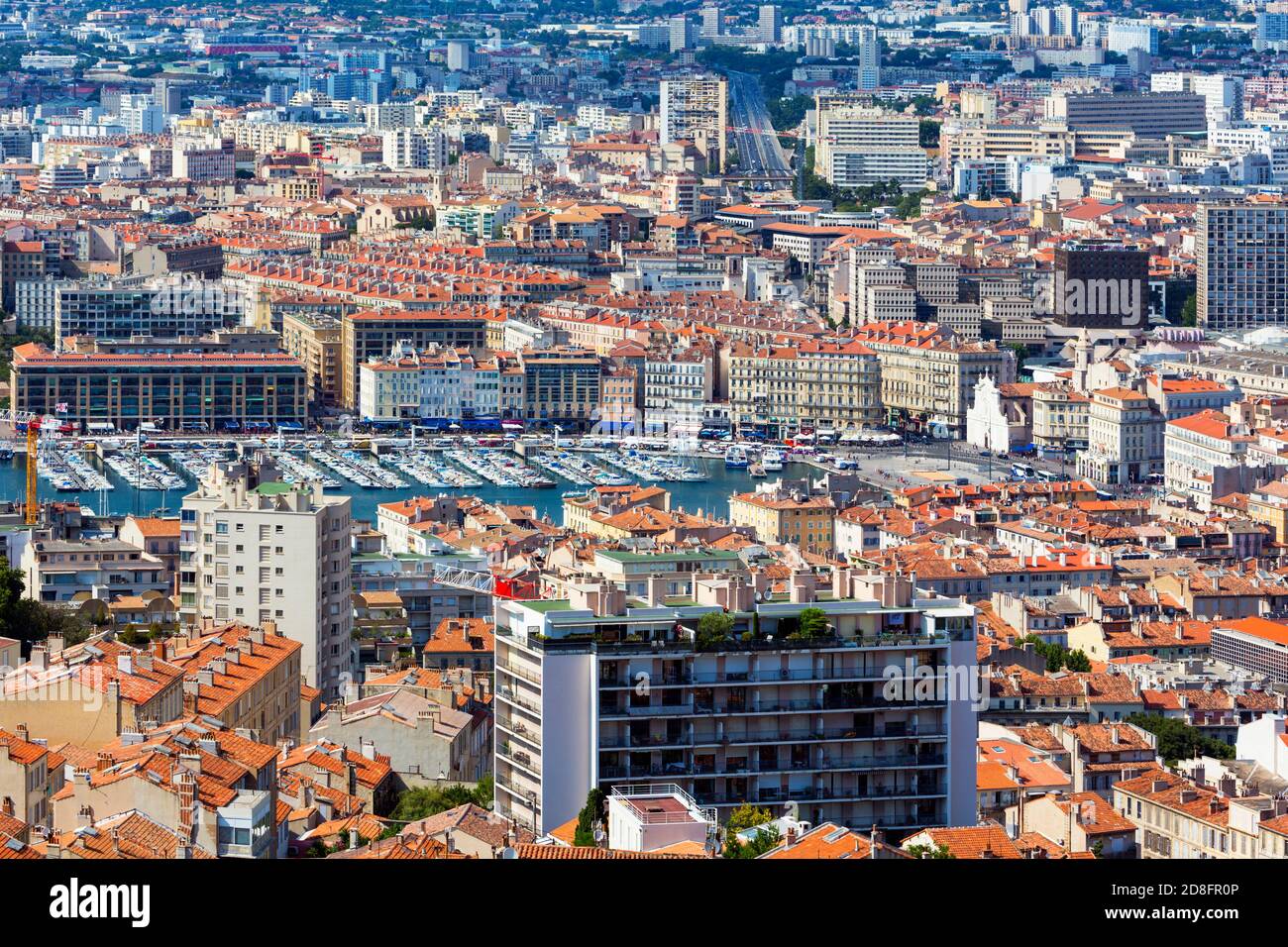 Marseille, Provence-Alpes-Côte d ' Azur, Frankreich.  Hohen Blick hinunter auf Vieux-Port, den alten Hafen und die Stadt. Stockfoto