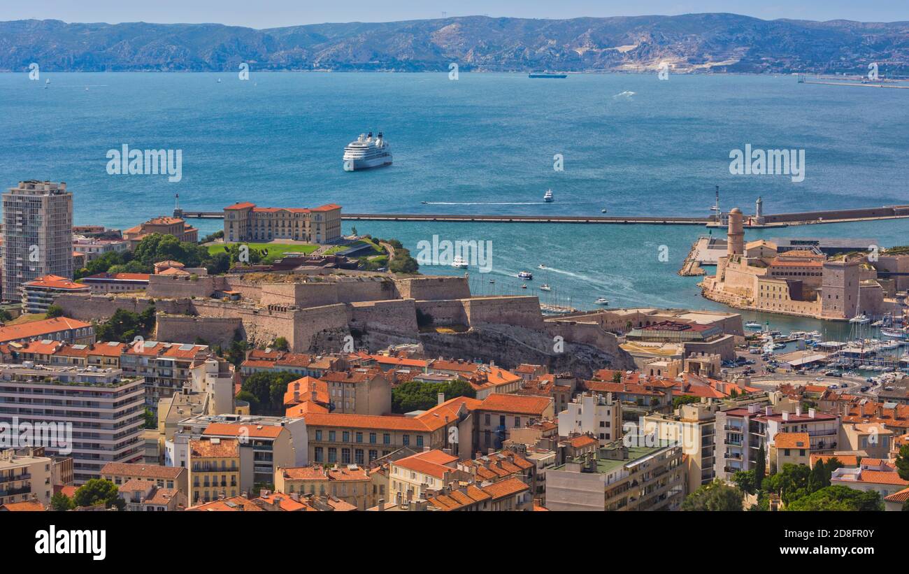 Marseille, Provence-Alpes-Côte d'Azur, Frankreich. Blick hinunter zum Eingang von Vieux-Port, dem Alten Hafen und dem Fort Saint-Jean aus dem 17. Jahrhundert. Stockfoto