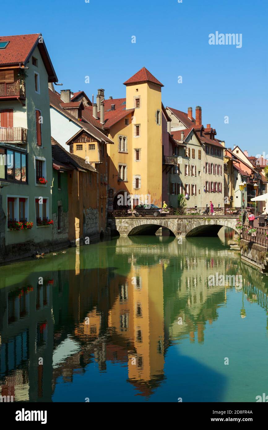 Annecy, Departement Haute-Savoie, Rhone-Alpes, Frankreich. Gebäude am Ufer des Flusses Thiou in der Altstadt. Stockfoto