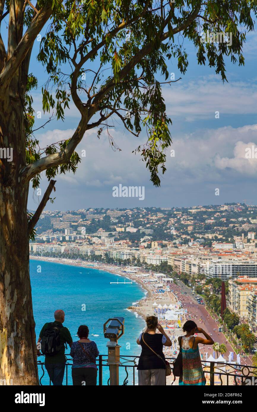 Nizza, Cote d'Azur, Französische Riviera, Frankreich. Strand und Promenaden vom Colline du Chateau oder Burghügel aus gesehen. Stockfoto