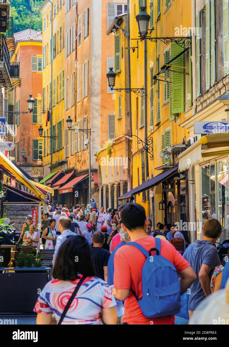 Nizza, Cote d'Azur, Französische Riviera, Frankreich. Straßenszene in Vieux Nice, der Altstadt. Stockfoto