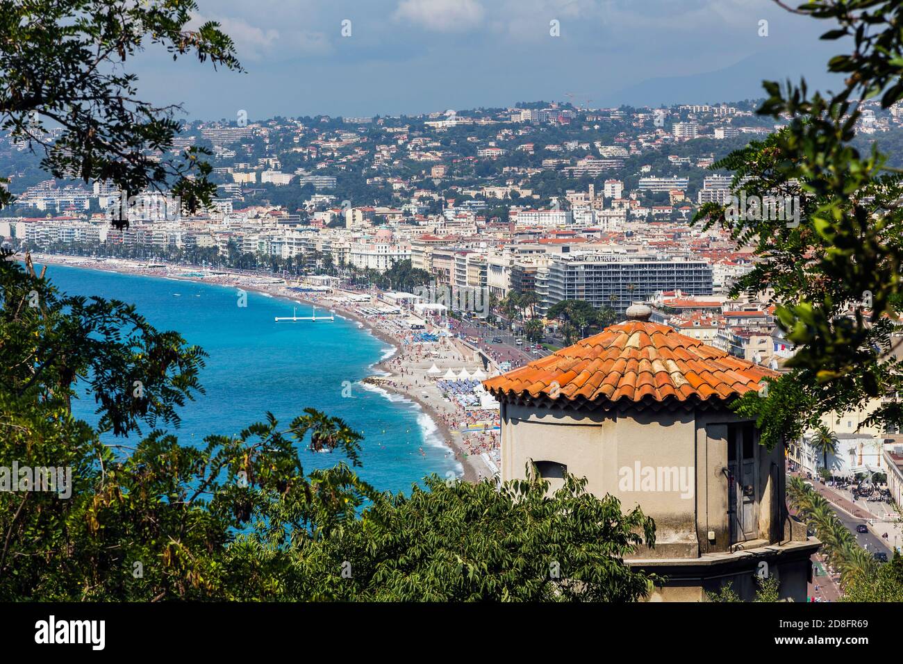 Nizza, Französische Riviera, Cote d'Azur, Frankreich. Strand und Promenade des Anglais vom Parc de la Colline du Chateau oder Castle Hill aus gesehen. Stockfoto