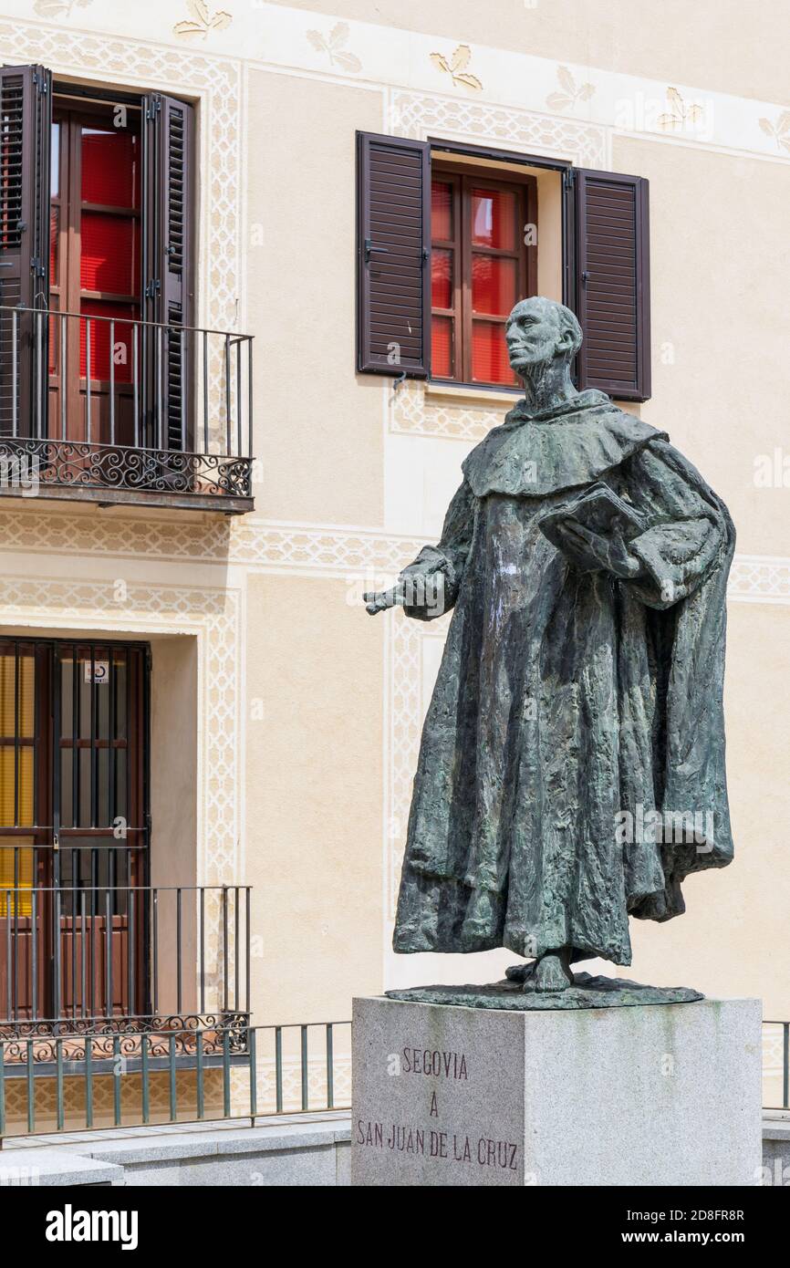 Denkmal für St. Johannes vom Kreuz. San Juan de la Cruz. Nach dem Werk des spanischen Bildhauers José María García Moro, 1933 - 2012. Segovia, Segovia P Stockfoto