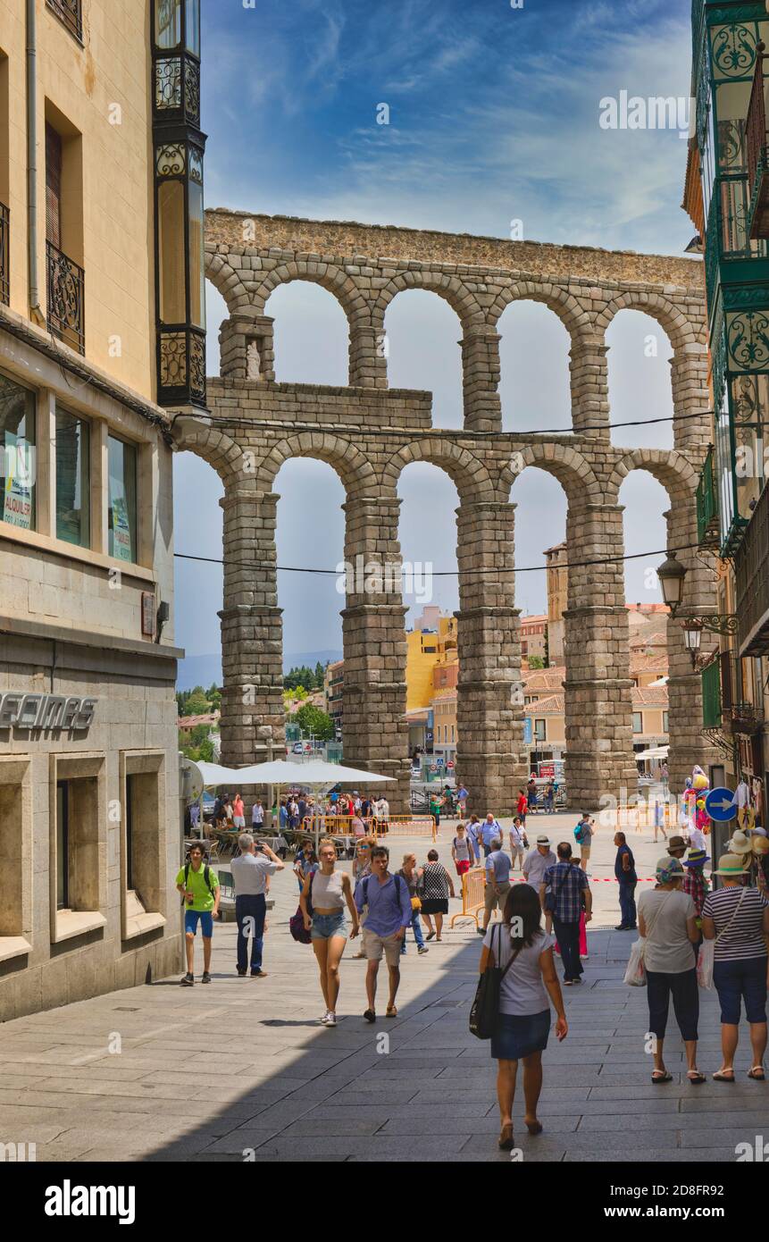 Blick auf die Calle Cervantes zur Plaza Azoguejo und dem römischen Aquädukt, das um das erste Jahrhundert n. Chr. datiert. Segovia, Provinz Segovia, Kastilien Stockfoto
