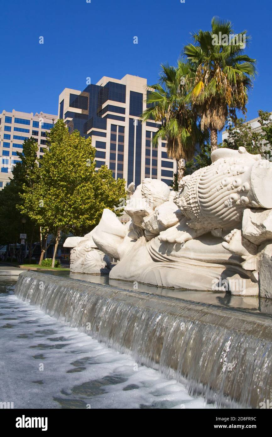 Brunnenskulptur 'Time to Cast Away Stones' von Stephen Kaltenbach vor dem Sacramento Convention Center, Kalifornien, USA Stockfoto