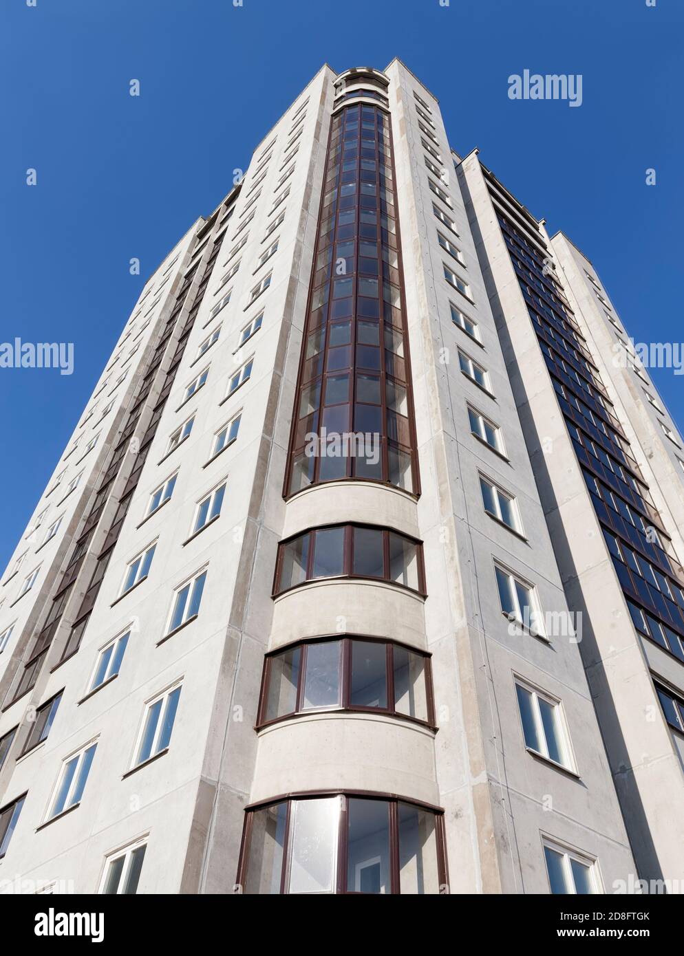 Verglast mit getöntem Glas, ein neues Stahlbetongebäude Stockfoto