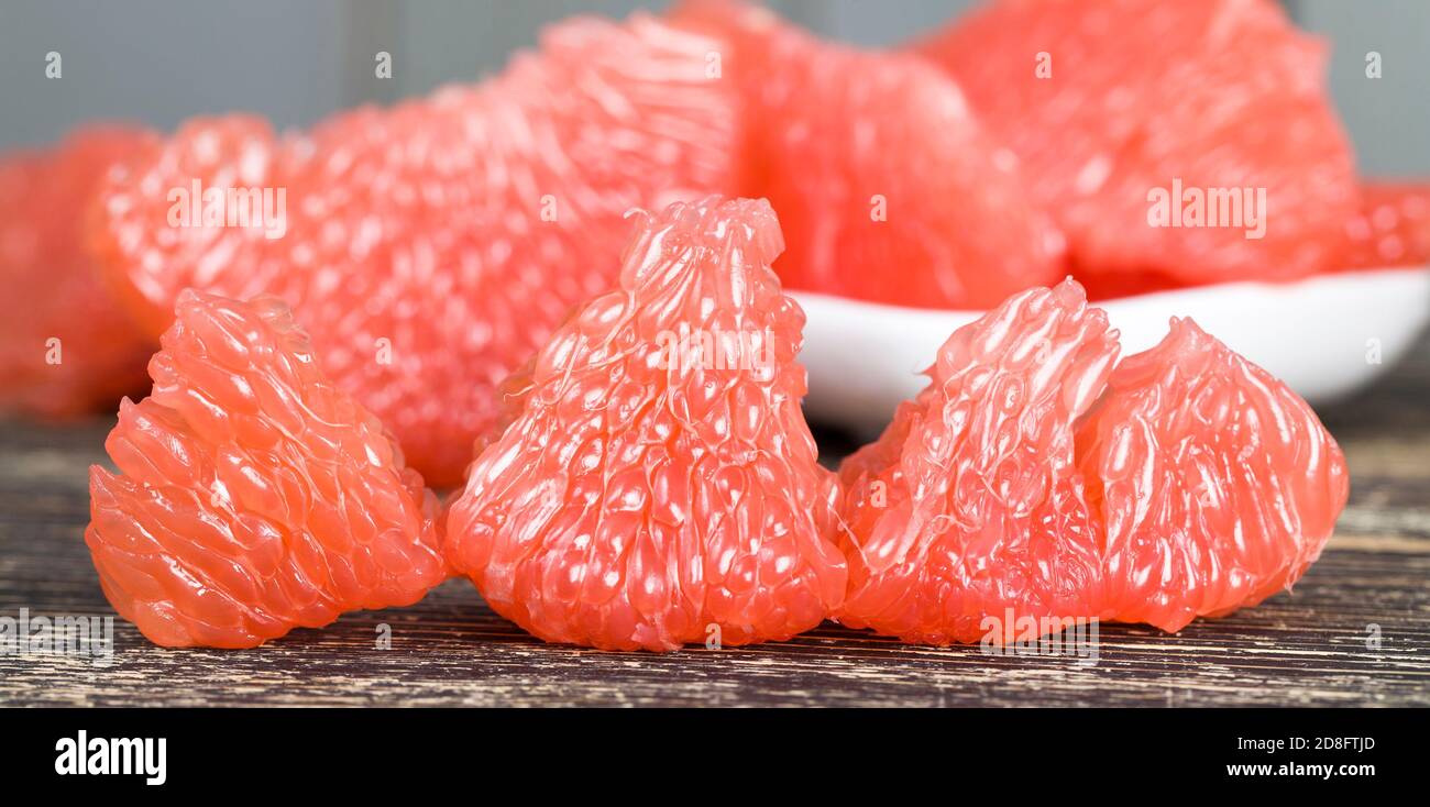 Ein Stück geschälte Grapefruit Stockfoto