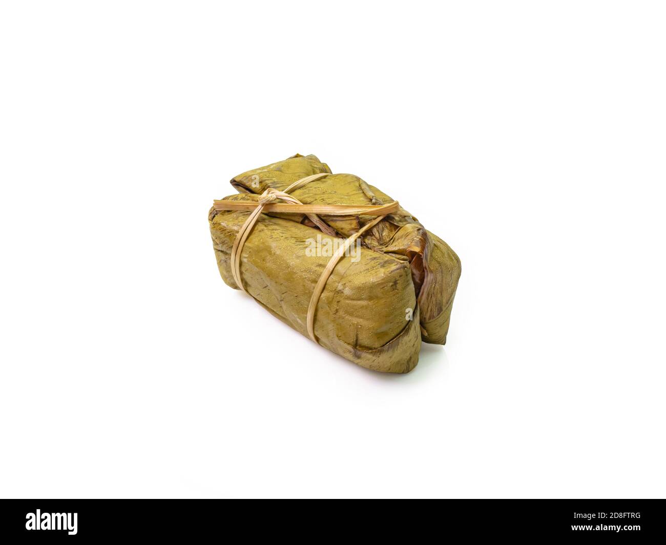Die Nahaufnahme von Thai gedämpftem klebrigem Reis mit Kokosmilch und Banane (Khao Tom Mud) umhüllt von Bananenblatt auf weißem Hintergrund. Stockfoto