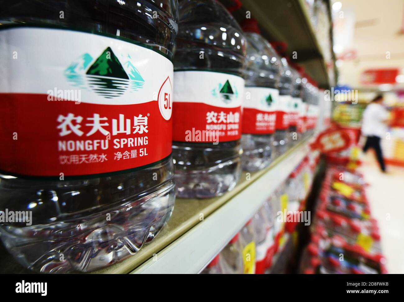 Wasserflaschen, die von Nongfu Spring, einem chinesischen Wasserflaschen- und Getränkeunternehmen, hergestellt werden, werden auf einem lokalen Markt, Hangzhou City, Ostchinas Zhej, verkauft Stockfoto