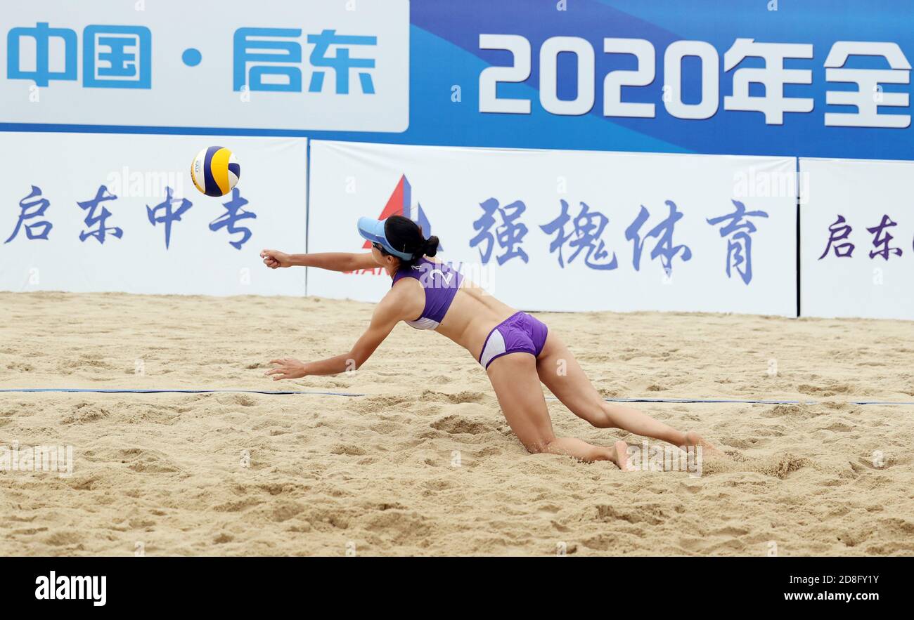 Volleyballspieler sind während des Spiels im nationalen Elite-Beachvolleyball-Wettbewerb in Qidong, Nanjing City, Ostchina Jiangsu Provinz, 23 Septe Stockfoto