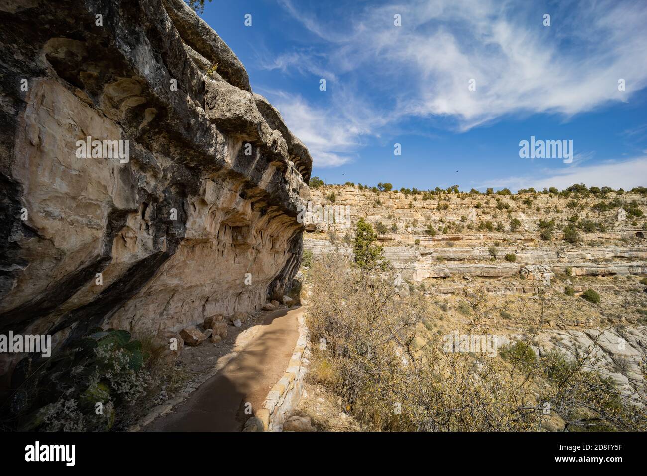 Sonniger Blick auf das Walnut Canyon National Monument in Arizona Stockfoto