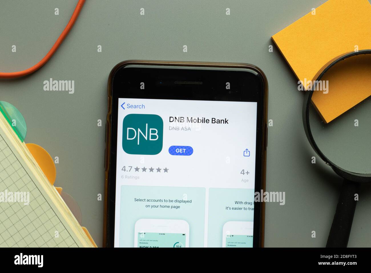 New York, USA - 26. Oktober 2020: DNB Mobile Bank App Logo auf dem Handy-Bildschirm Nahaufnahme, illustrative Editorial Stockfoto