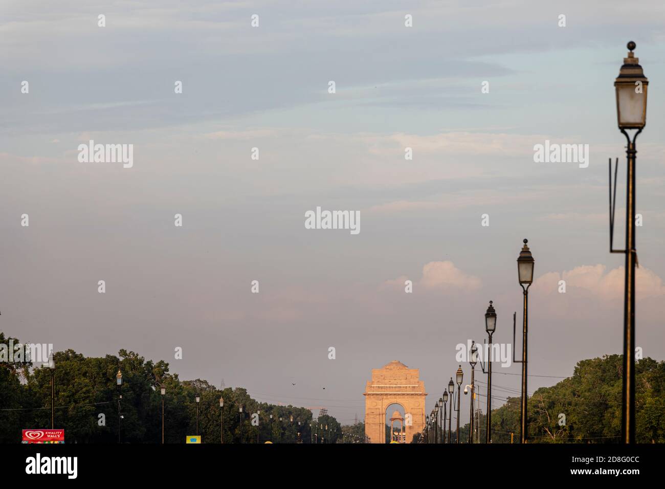 Ein kreativer Blick auf das ikonische India Gate zusammen mit der Linie der Straßenlampen auf der Rajpath Straße. Stockfoto