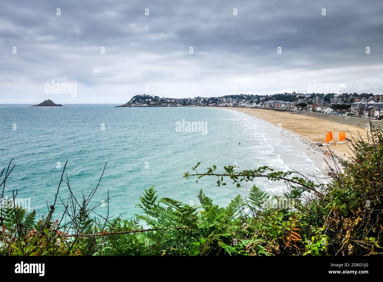 Pleneuf Val Andre Strand, Küste und Stadtlandschaft, Bretagne, Frankreich Stockfoto