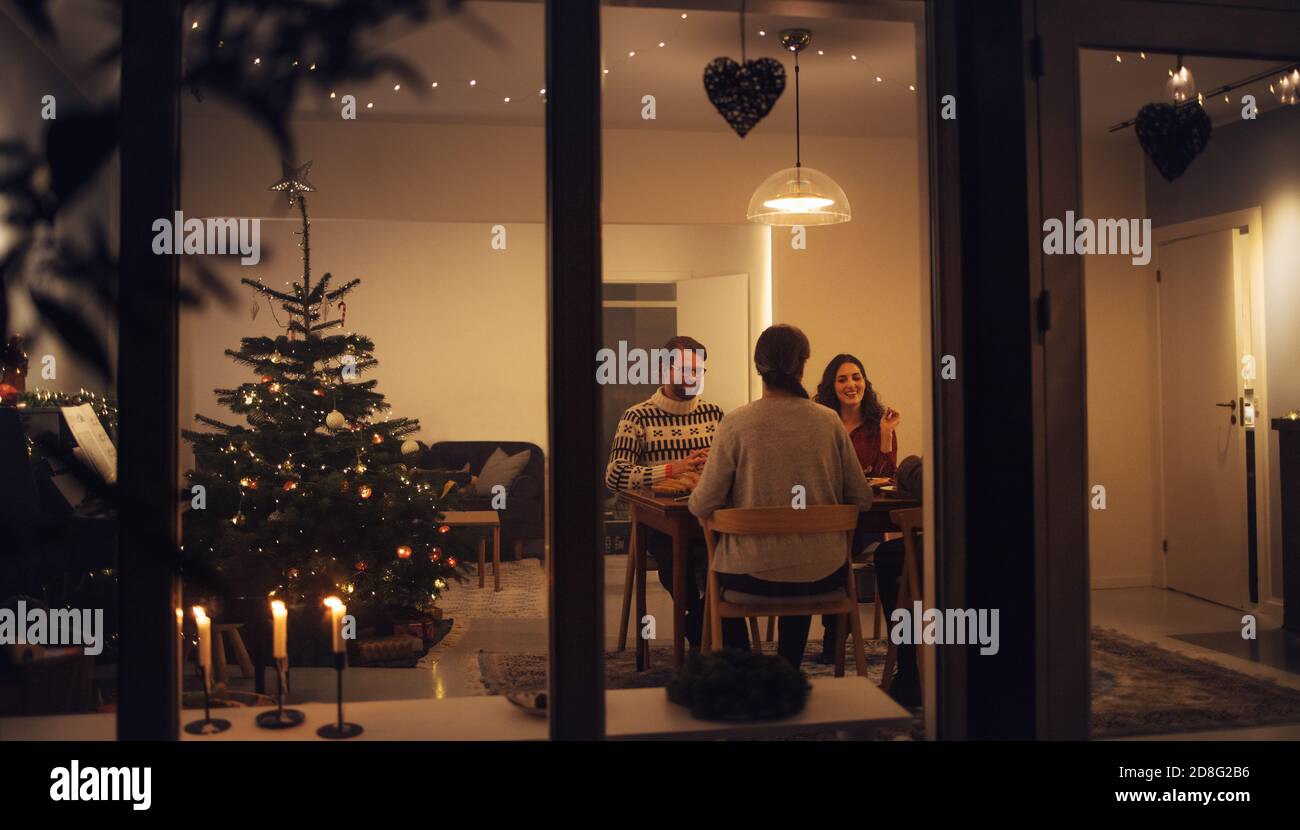 Familie mit einem Weihnachtsessen zusammen in ihrem Haus. Europäische Familie genießen Abendessen an Heiligabend in schön dekorierten Haus.; Stockfoto