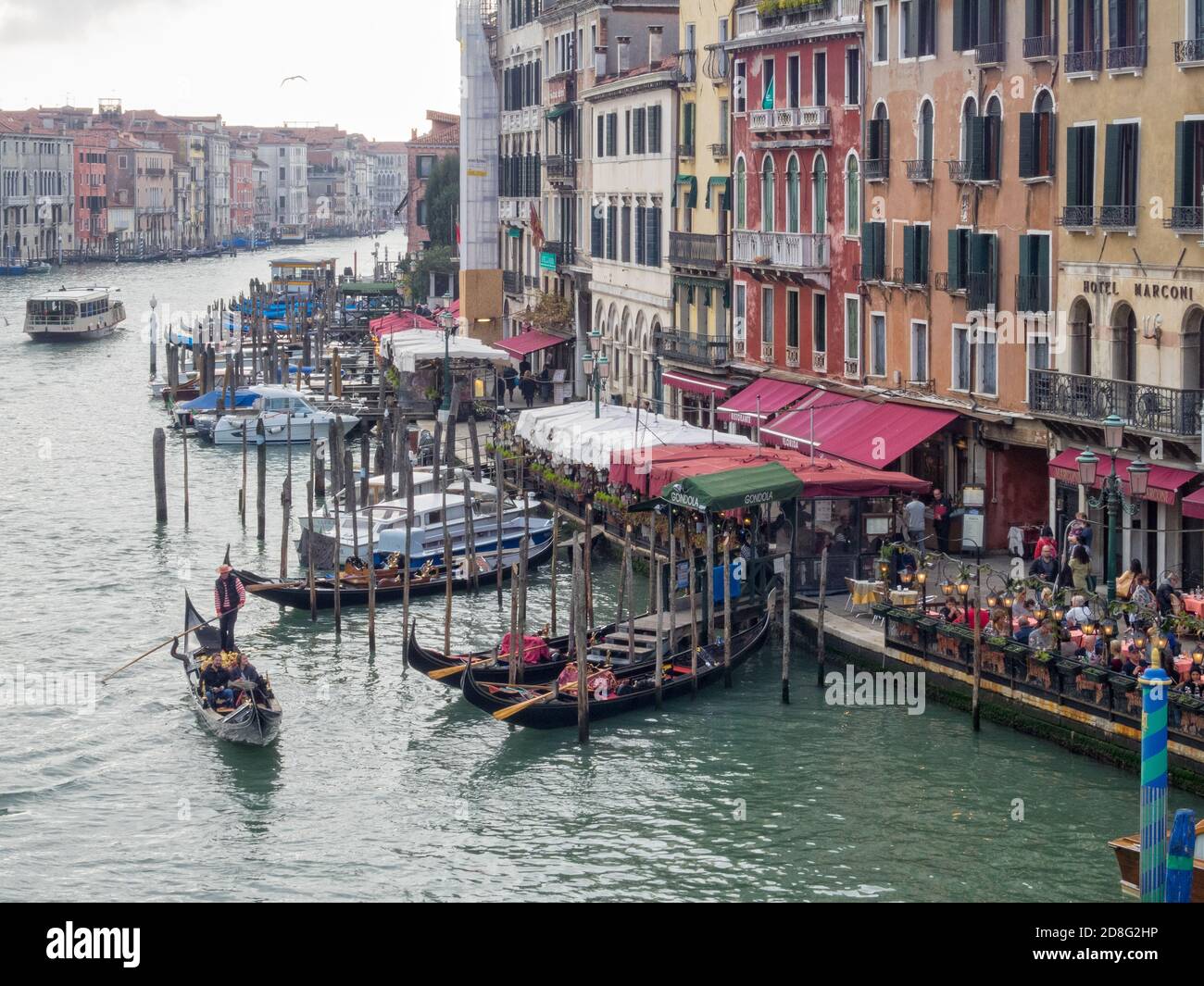 Riva del Vin fotografiert von der Rialtobrücke (Ponte di Rialto) - Venedig, Venetien, Italien Stockfoto