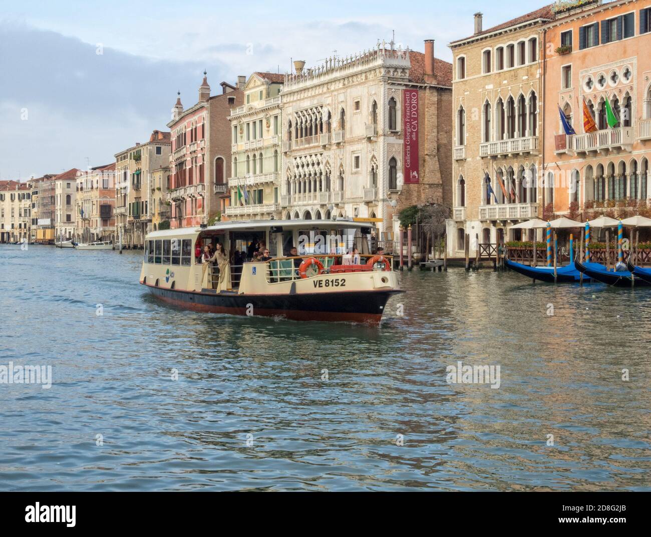 Der Canal Grande ist die Hauptwasserstraße von Venedig, Venetien, Italien Stockfoto