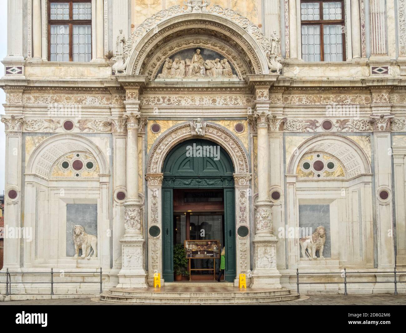 Eingang der Großen Schule von San Marco (Scuola Grande di San Marco) - Venedig, Venetien, Italien Stockfoto
