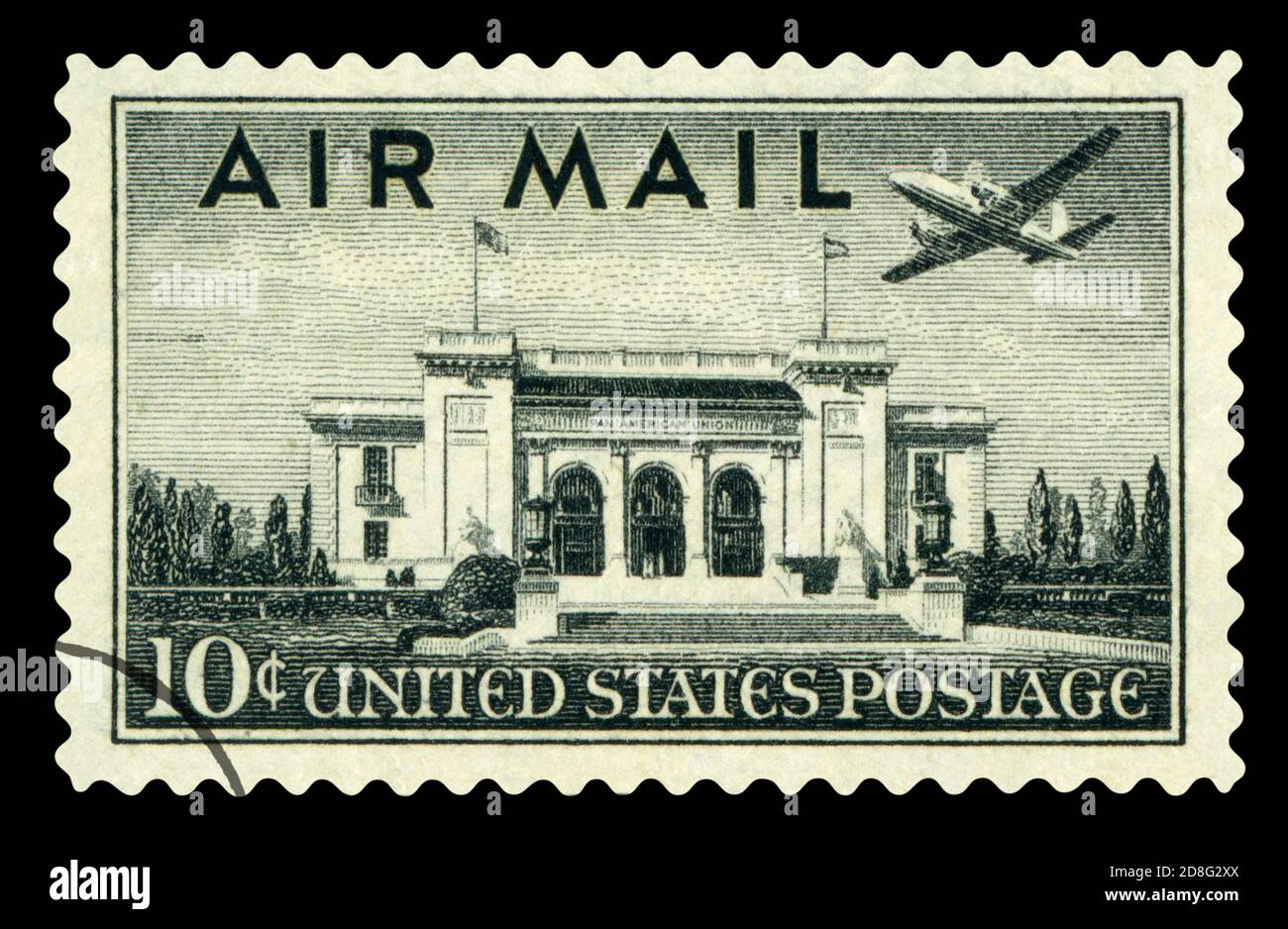 VEREINIGTE STAATEN von AMERIKA - UM 1947: Eine in den USA gedruckte Marke zeigt ein Flugzeug über dem Pan American Union Building, Washington, DC, um 1947 Stockfoto