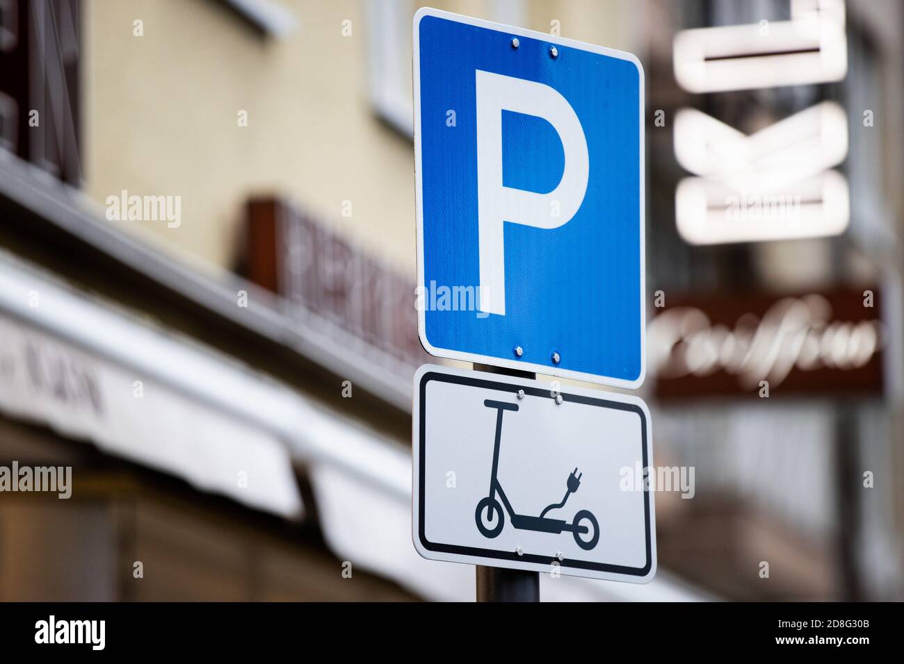 Köln, Deutschland. Oktober 2020. Ein Wegweiser weist auf Parkplätze für E-Scooter hin. Quelle: Rolf Vennenbernd/dpa/Alamy Live News Stockfoto