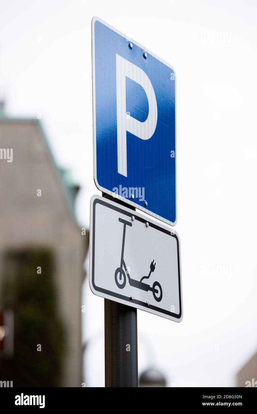 Köln, Deutschland. Oktober 2020. Ein Wegweiser weist auf Parkplätze für E-Scooter hin. Quelle: Rolf Vennenbernd/dpa/Alamy Live News Stockfoto