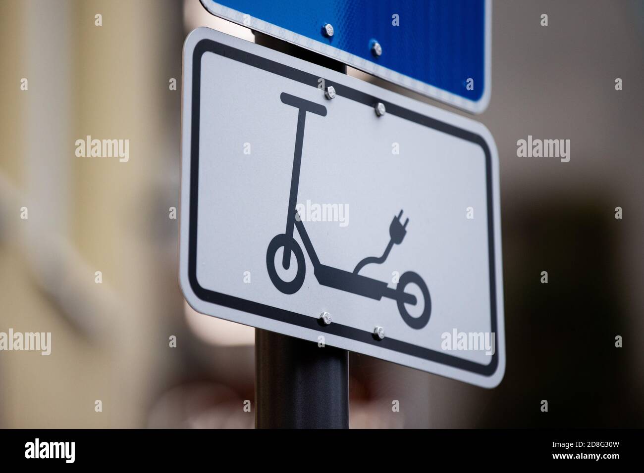 Köln, Deutschland. Oktober 2020. Ein Wegweiser weist auf Parkplätze für E-Scooter hin. Quelle: Rolf Vennenbernd/dpa/Alamy Live News Stockfoto