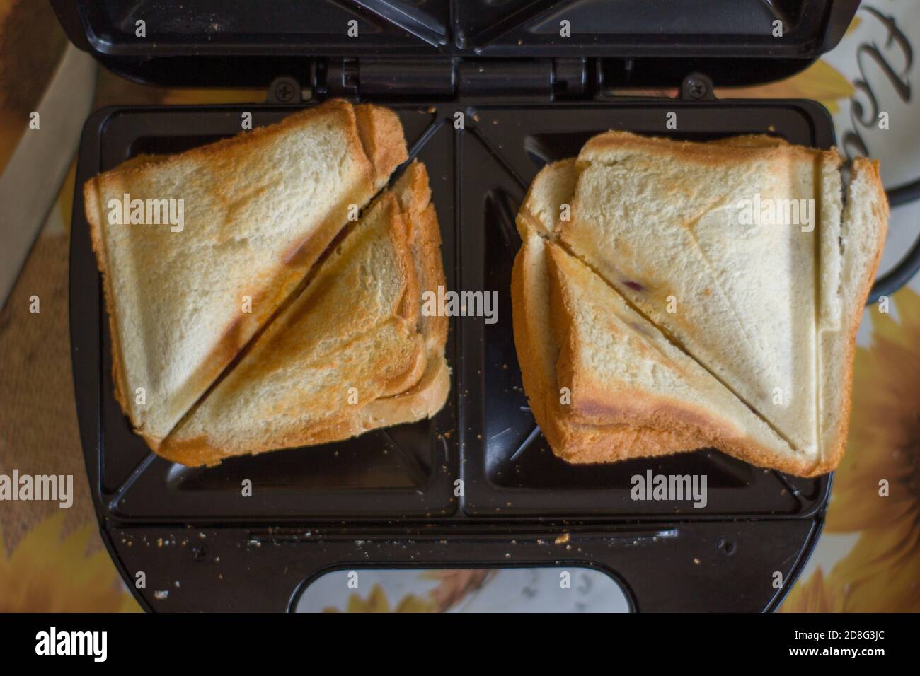 Amerikanisches Sandwich mit heißem Käse. Hausgemachtes Sandwich mit  geschmolzenem Käse auf einem Sandwichmaker. Der Blick von oben  Stockfotografie - Alamy