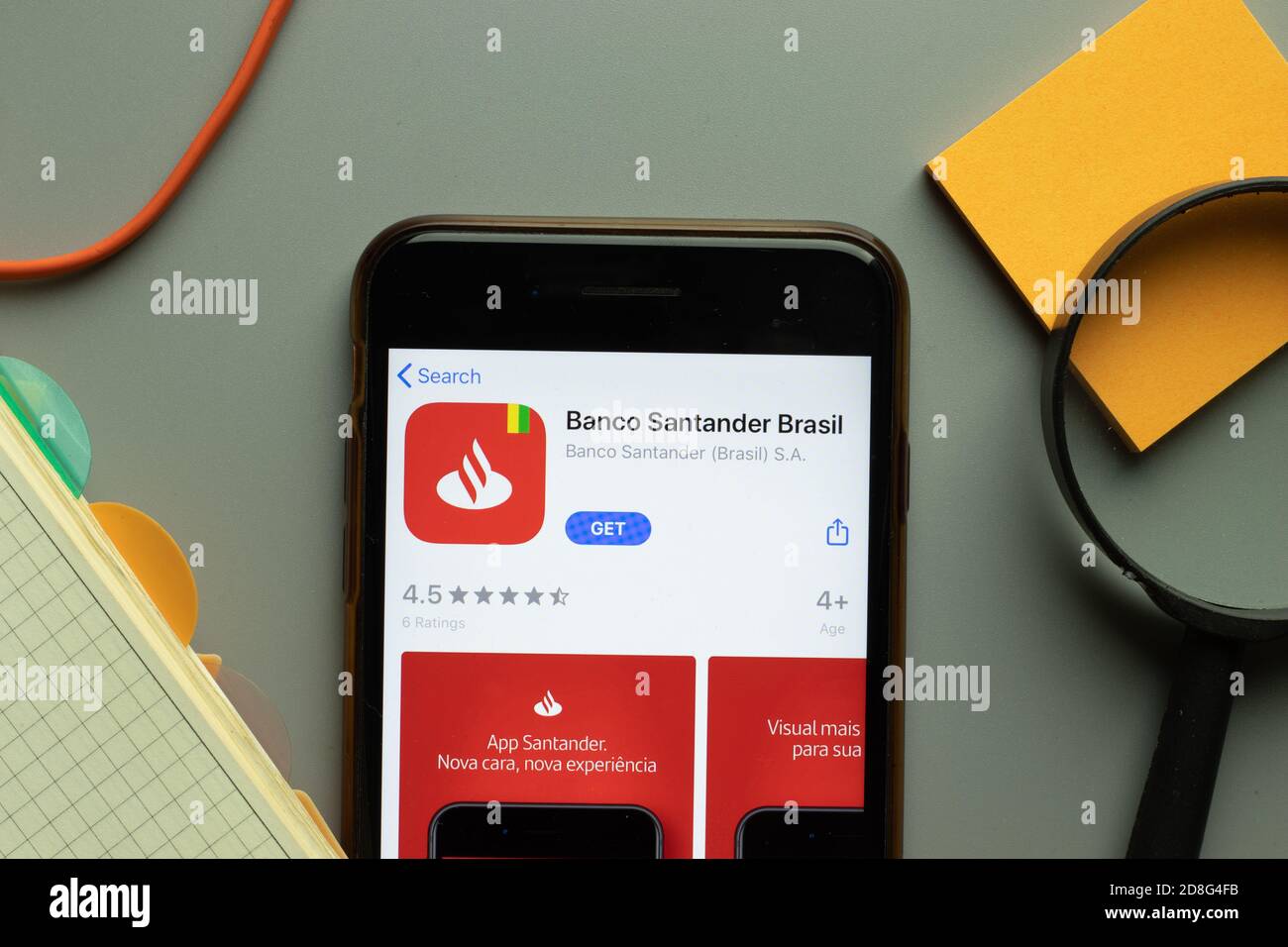 New York, USA - 26. Oktober 2020: Banco Santander Brasil Mobile App Logo auf dem Handy-Bildschirm Nahaufnahme, illustrative Editorial Stockfoto