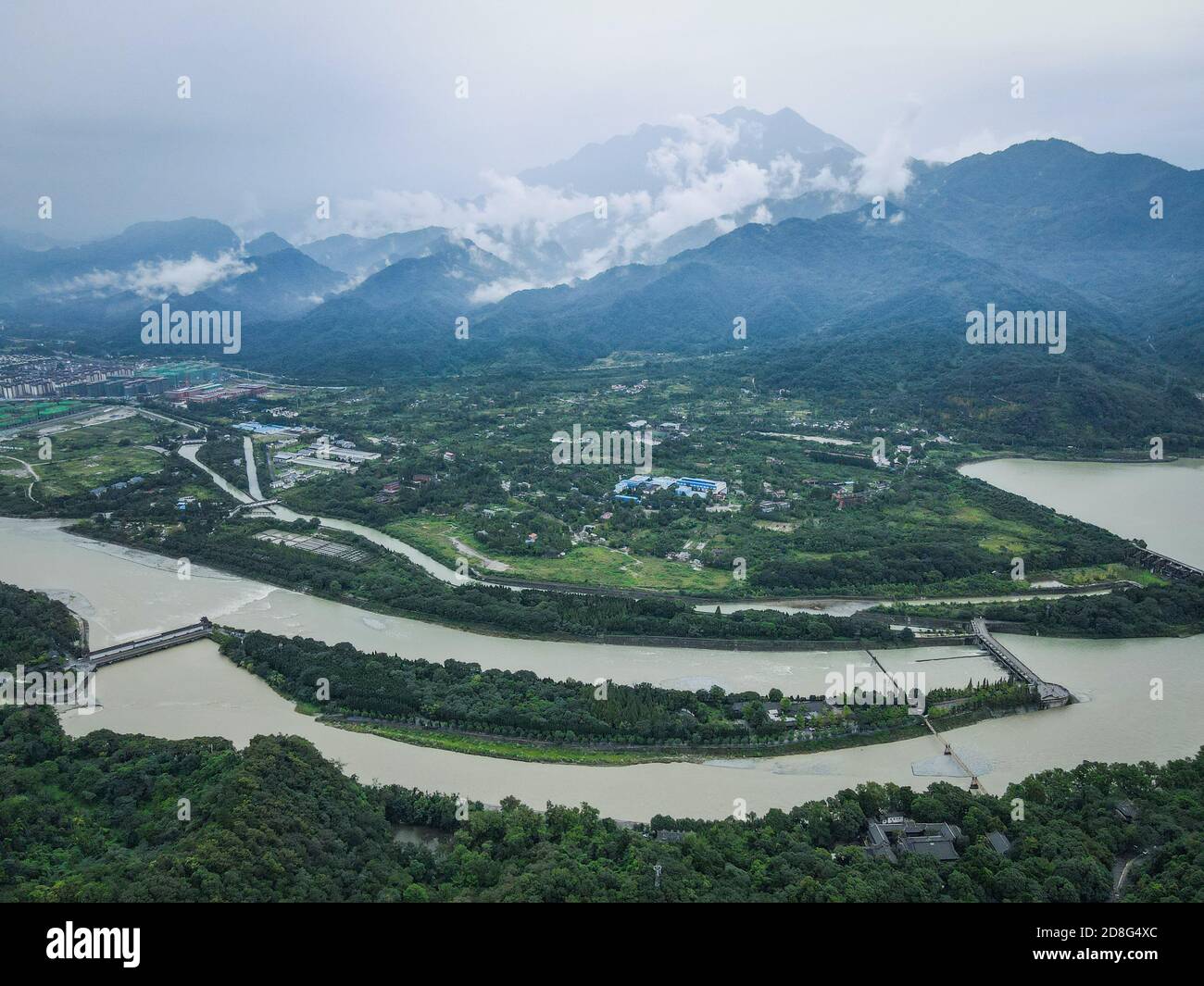 Eine Luftaufnahme des Dujiangyan, einem alten Bewässerungssystem, das um 256 v. Chr. vom Staat Qin als Bewässerungs- und Hochwasserschutzprojekt errichtet wurde Stockfoto