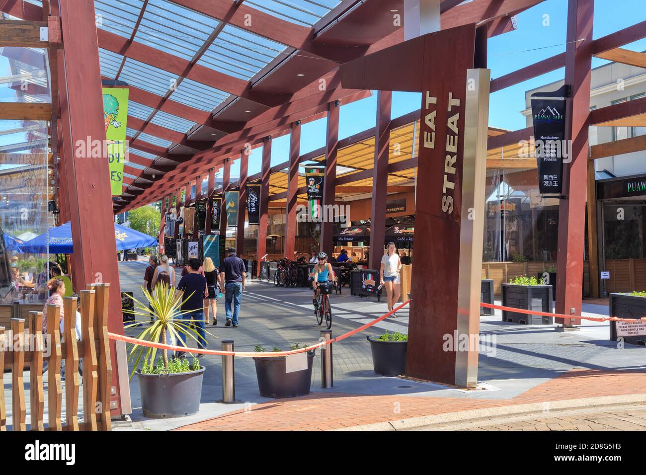 „Eat Streat“, eine überdachte Fußgängerzone mit Bars und Restaurants in Rotorua, Neuseeland. Dezember 2018 Stockfoto