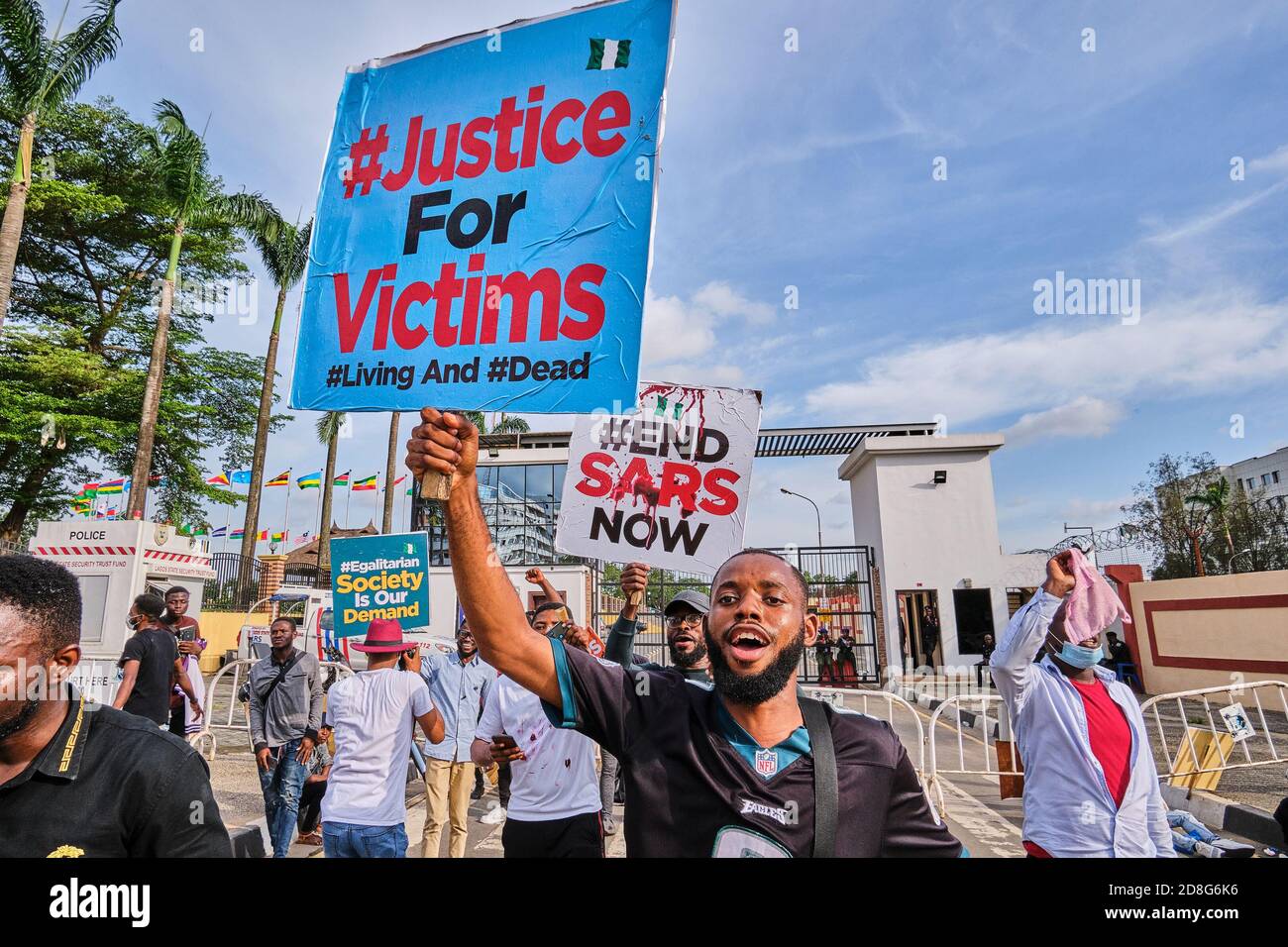 Menschen halten Plakate während der Proteste gegen Polizeibrutalität mit dem Tag #EndSARS in Lagos Nigeria am 8. Oktober 2020. Stockfoto