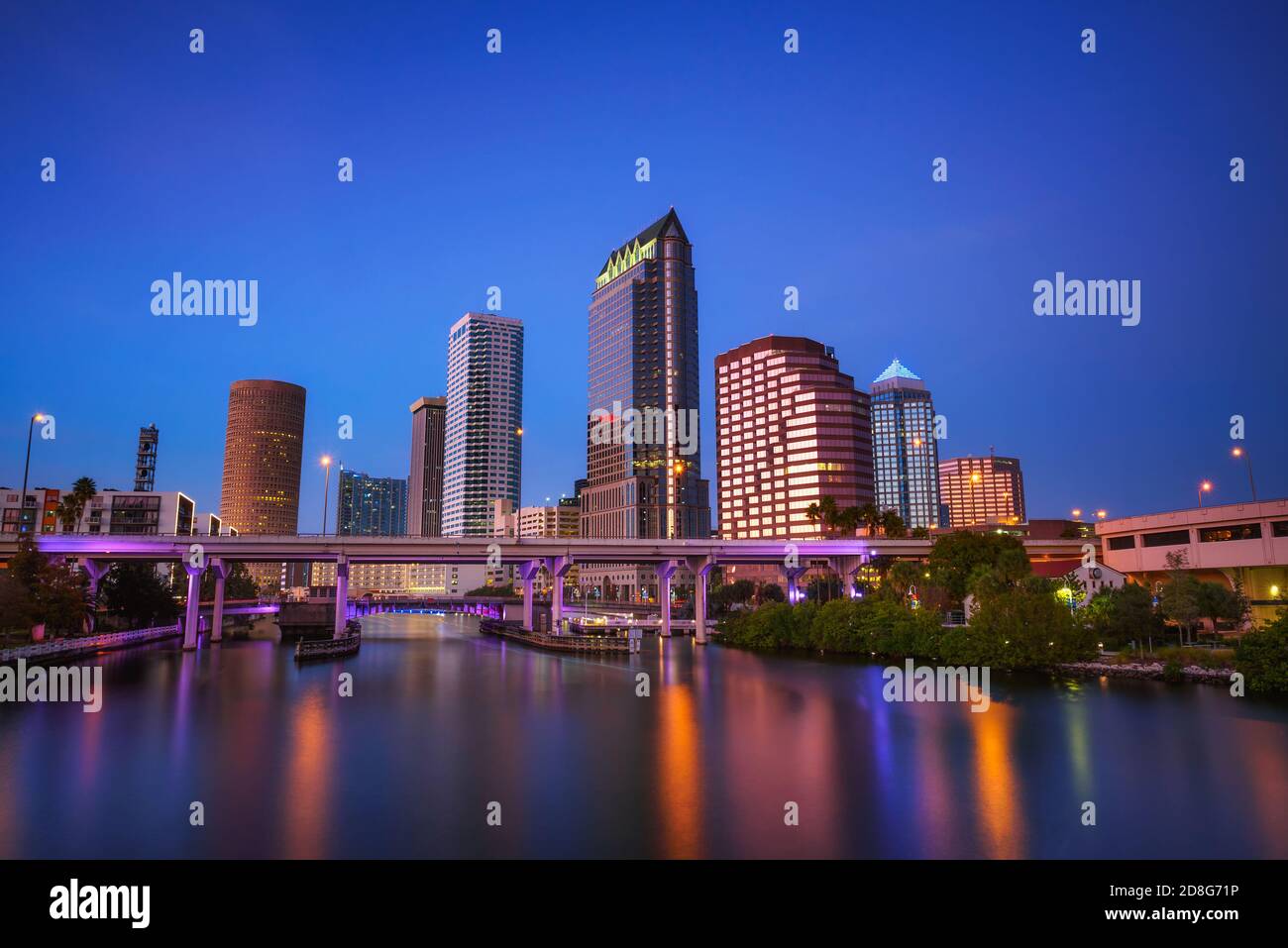 Skyline von Tampa nach Sonnenuntergang mit Hillsborough River im Vordergrund Stockfoto