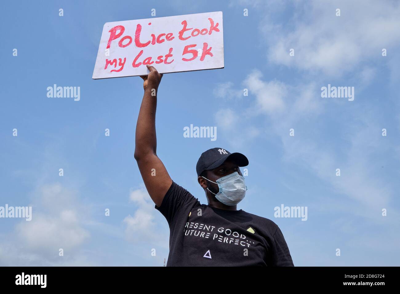 Ein Protestler hält ein Plakat während der Proteste gegen Polizeibrutalität mit dem Tag #EndSARS in Lagos Nigeria am 13. Oktober 2020. Stockfoto