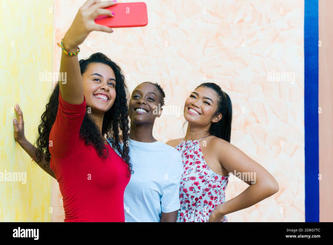 Helle Momente festhalten. Fröhliche junge Freunde machen Selfie vor der Kamera. Neue Technologietrends und Freundschaftskonzept. Stockfoto