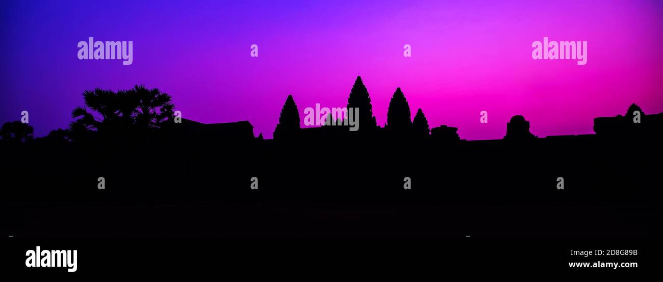 Panorama Nebel Sonnenaufgang tropischen Morgen violett Touristenattraktion alten Tempel Fassade Silhouette des Angkor Wat Tempel in Angkor Archaeological Pa Stockfoto