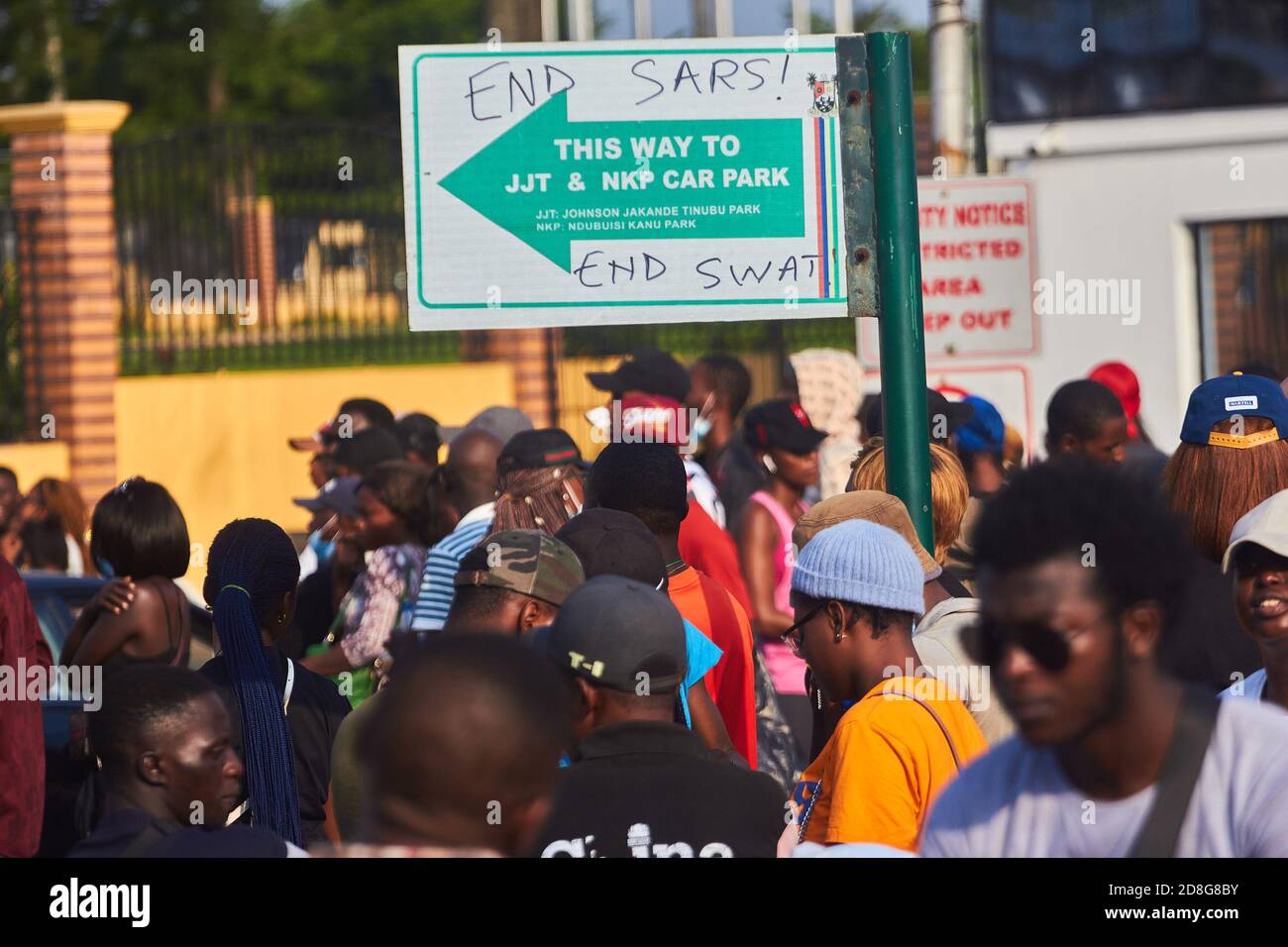 Demonstranten versammeln sich am 15. Oktober 2020 vor dem Parlament von Lagos bei Protesten gegen Polizeibrutalität mit dem Stichwort #EndSARS in Nigeria. Stockfoto