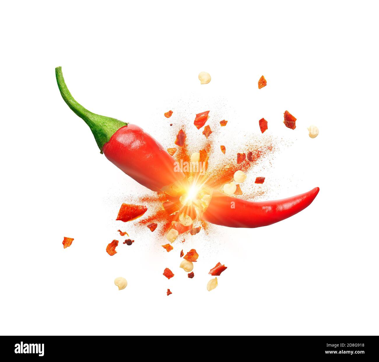 Chilipulver und Chilischoten sprangen aus roten Chilischoten aus Pfeffer auf weißem Hintergrund Stockfoto