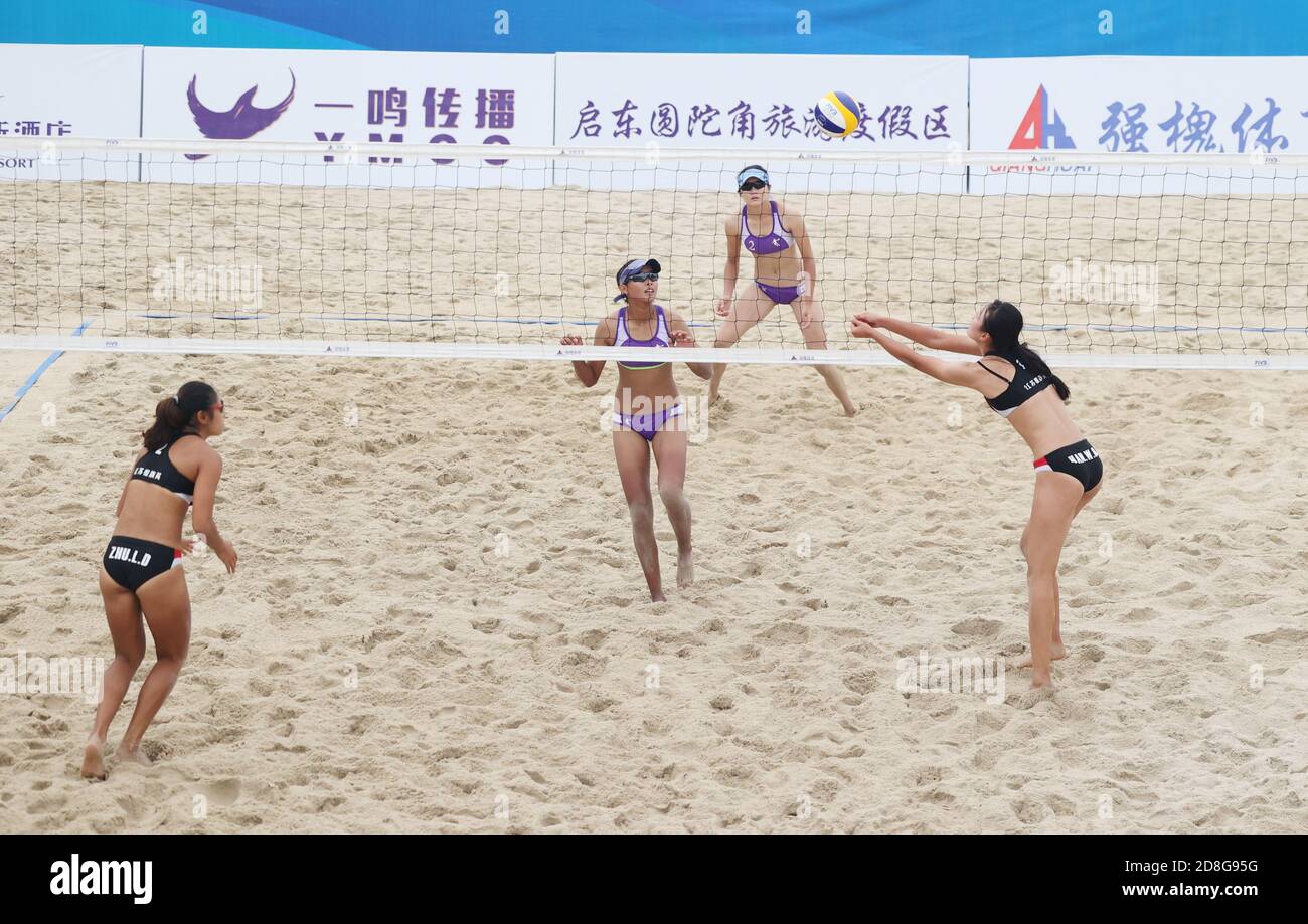 Volleyballspieler sind während des Spiels im nationalen Elite-Beachvolleyball-Wettbewerb in Qidong, Nanjing City, Ostchina Jiangsu Provinz, 23 Septe Stockfoto