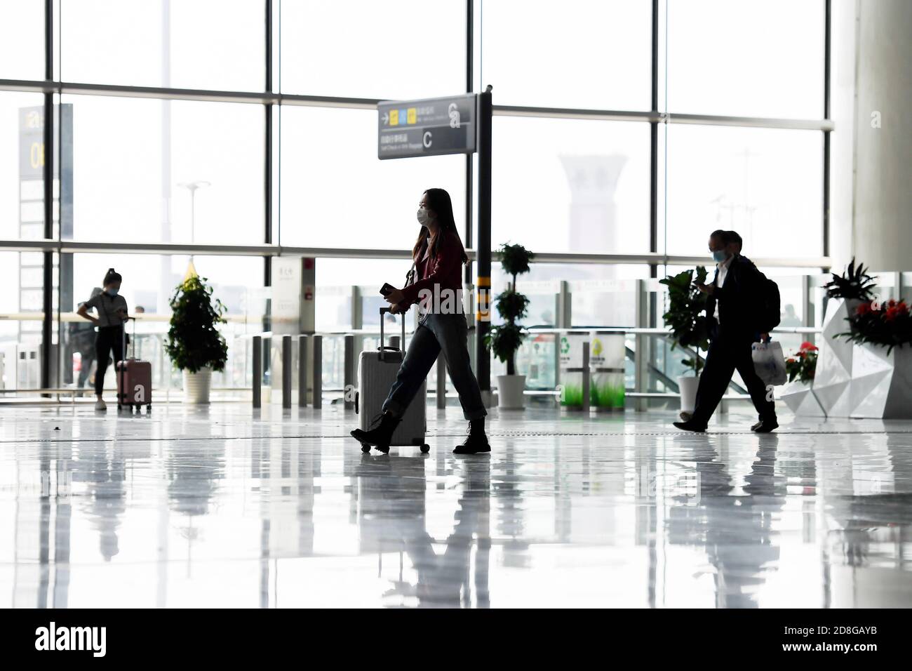 Passagiere gehen in der Lounge eines Flughafens in Changchun, nordöstlich Chinas Provinz Jilin, 25. September 2020. Stockfoto