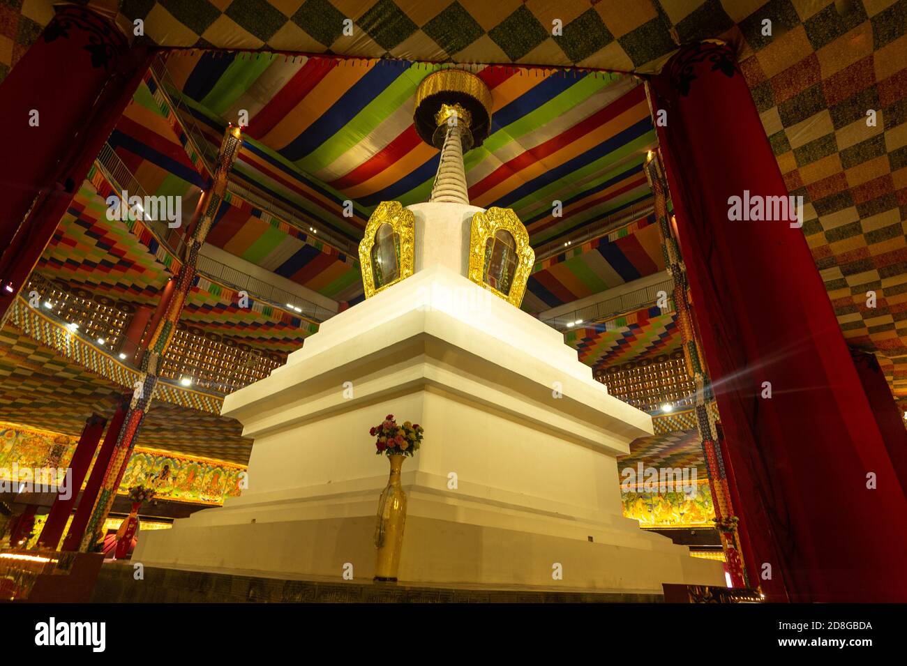 Shangri-la Innere Harmonie Stupa der Pagode ist die höchste und größte buddhistische weiße Pagode der Welt, in Shangri-la City, Diqing Tibetischer Autonomer Präfektur Stockfoto