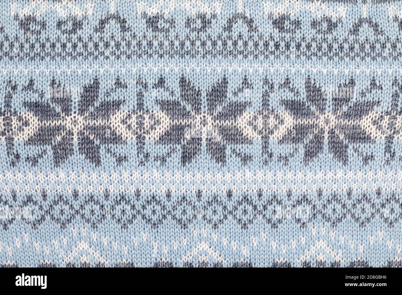 Blauer Strickstoff mit grauem und weißem skandinavischen geometrischen Ornament Stockfoto